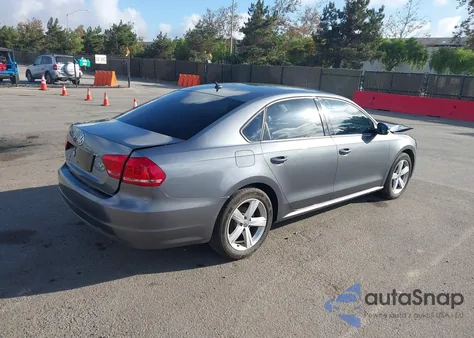 2013 Volkswagen Passat 2.5L S z USA, uszkodzony, nr VIN 1VWAP7A32DC033665